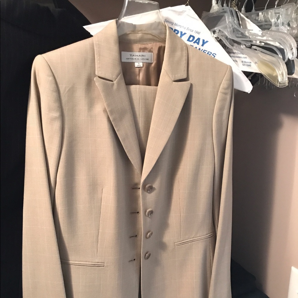 Tahari pant suit size 8, worn once